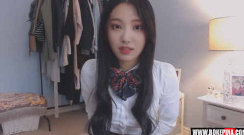 Selebriti Momoland Yeonwoo Cosplay Gadis Sekolah Cantik